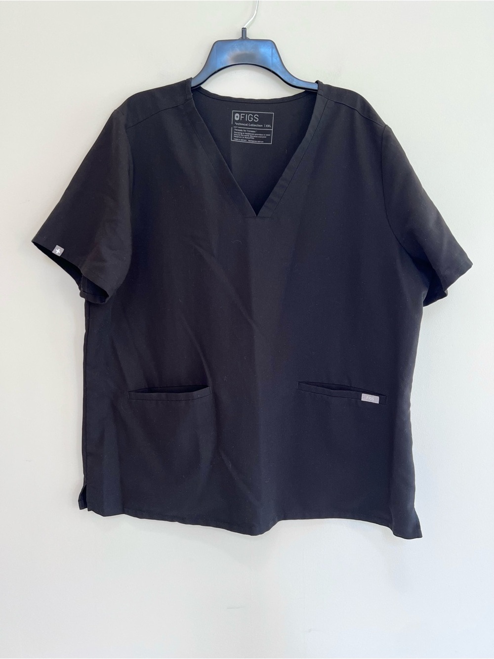 FIGS Women's Casma Three-Pocket Scrub Top in Black (PO#: 2981), size XXL